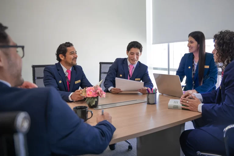 Estudiante trabajando en su tesis con el respaldo de Tesis Motivación