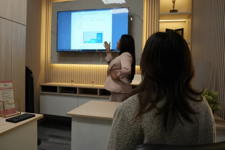Estudiante trabajando en su tesis con el acompañamiento de un asesor de Tesis Motivación